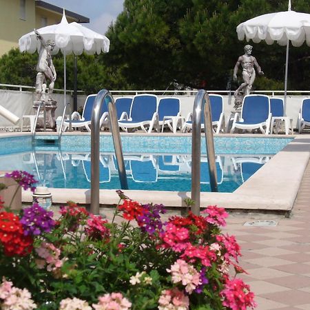 Hotel Trevi Lido di Jesolo Bagian luar foto
