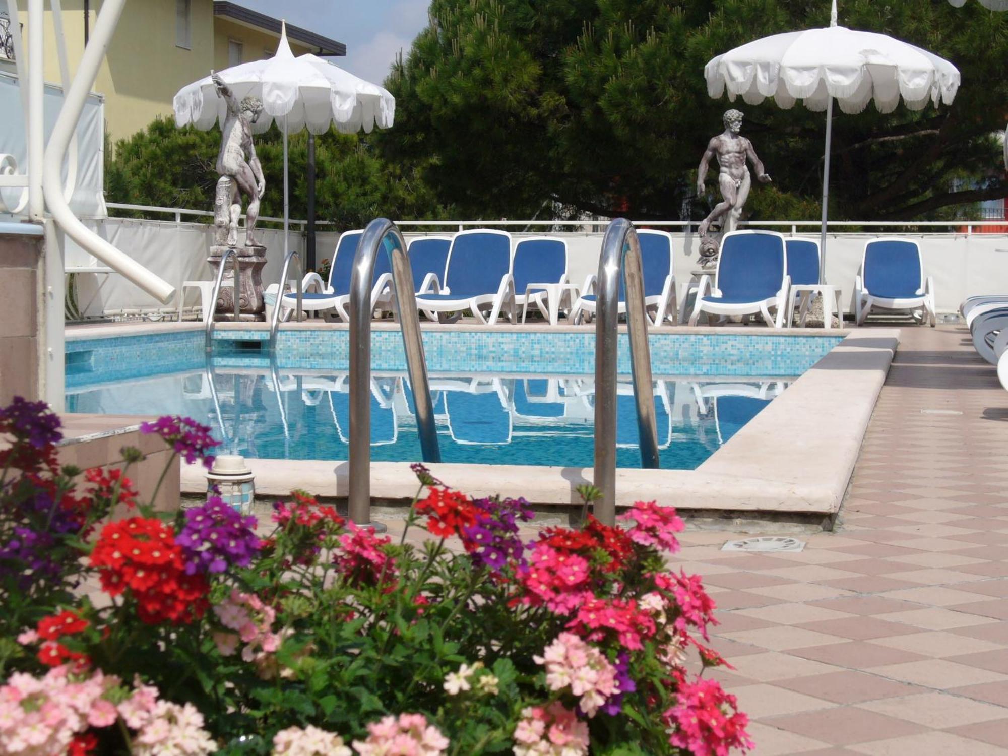 Hotel Trevi Lido di Jesolo Bagian luar foto