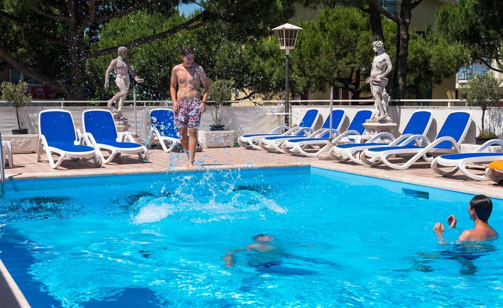 Hotel Trevi Lido di Jesolo Bagian luar foto