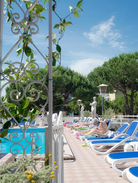 Hotel Trevi Lido di Jesolo Bagian luar foto