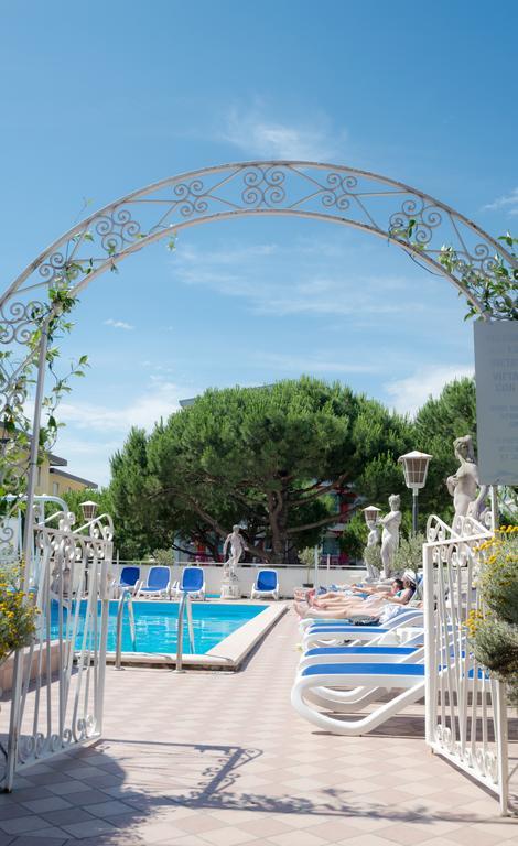 Hotel Trevi Lido di Jesolo Bagian luar foto