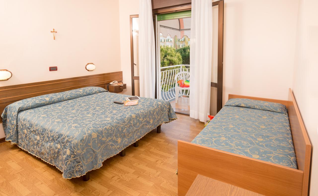 Hotel Trevi Lido di Jesolo Bagian luar foto
