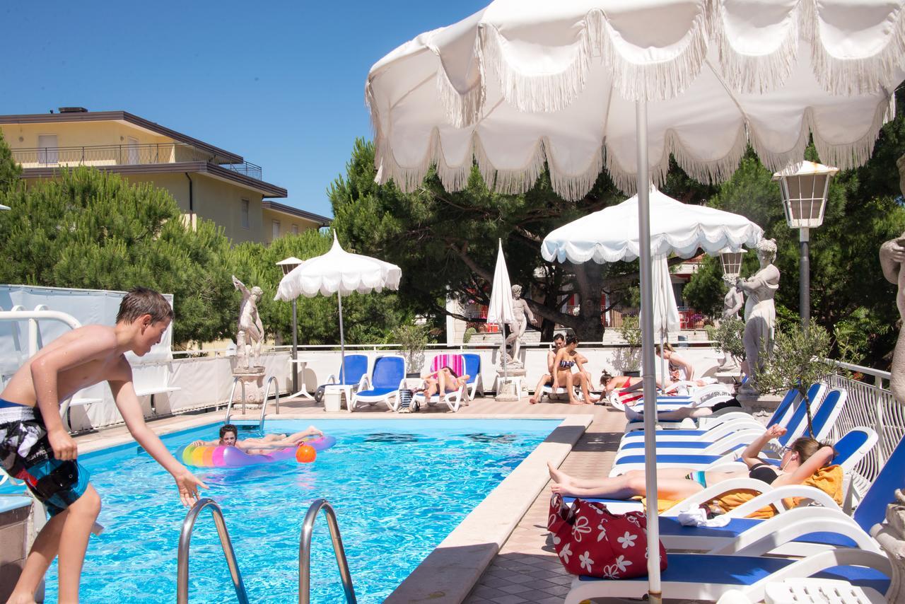 Hotel Trevi Lido di Jesolo Bagian luar foto